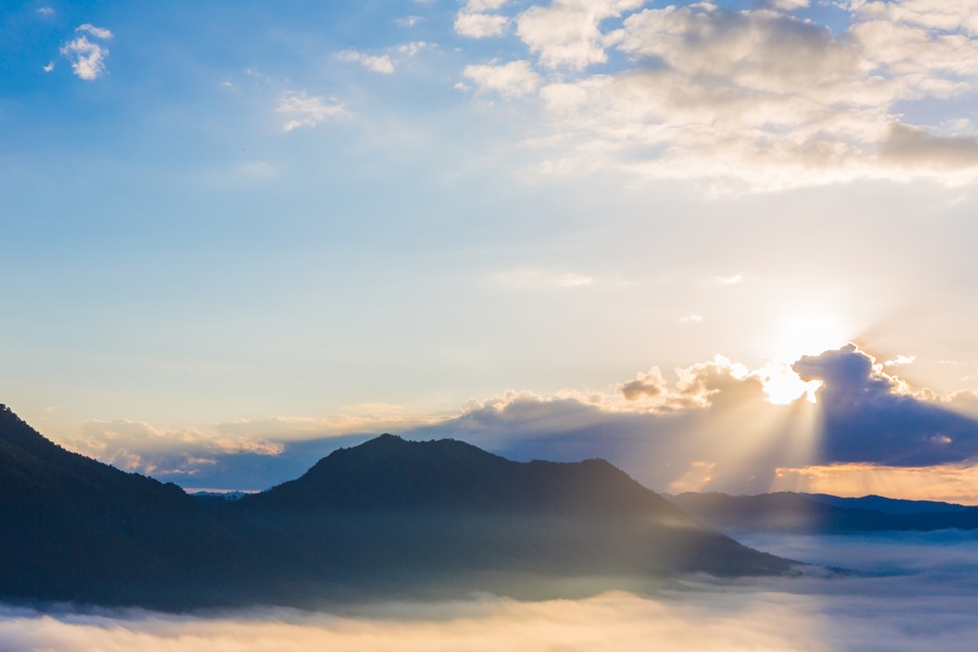 Fog and cloud mountain landscape