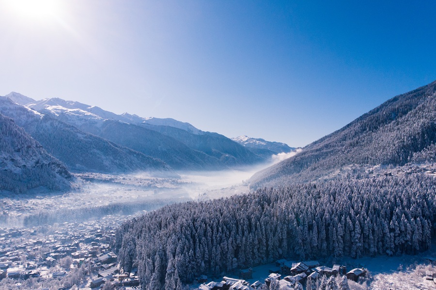 Kullu Manali Valley covered in snow after a Heavy 3 Day continuous snowfall hit Manali, Himachal Pradesh